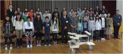 岩手県宮古市千徳小学校に, みやぎびっきの会と共同で、グランドピアノ運搬車寄贈
